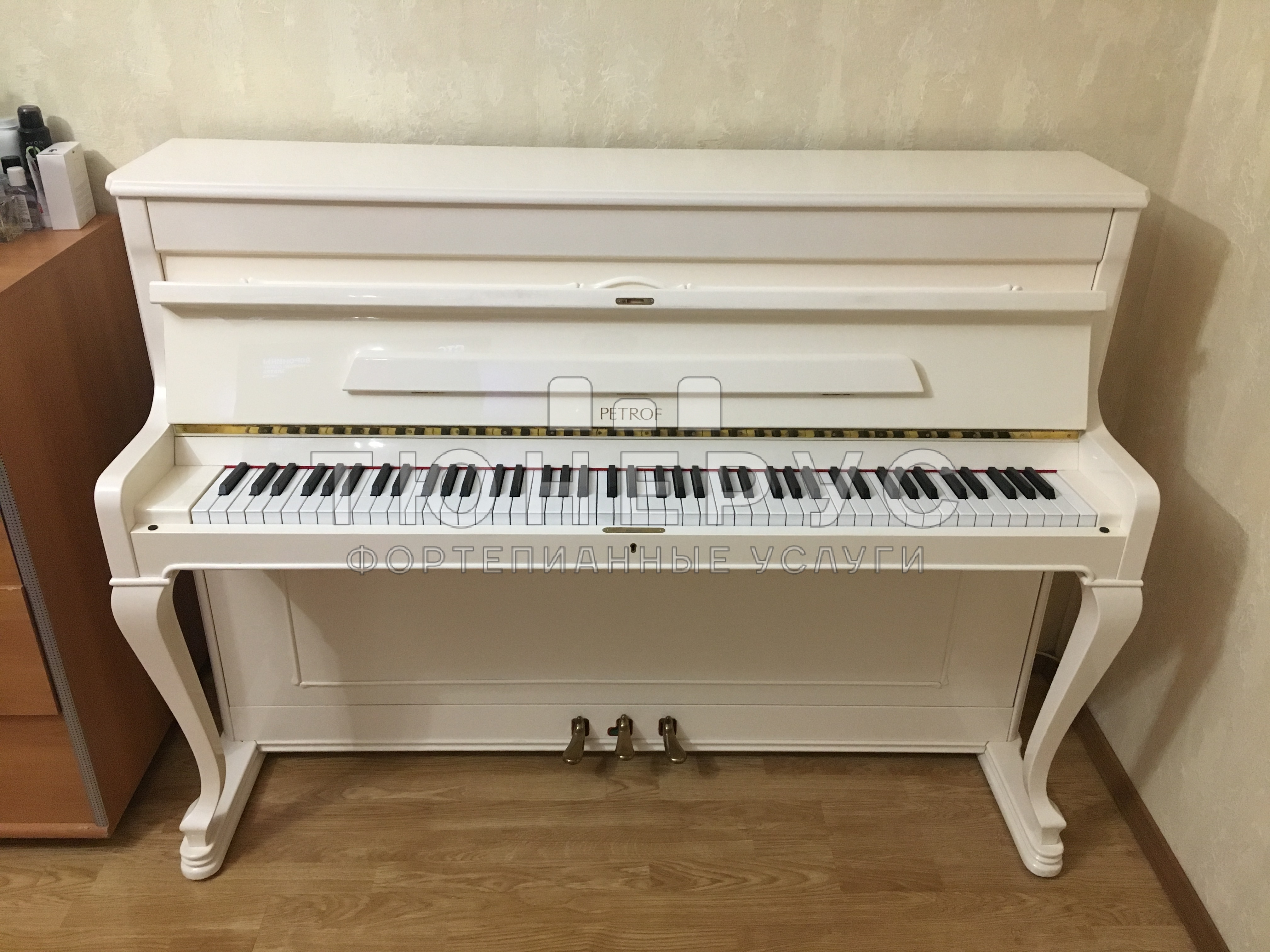 Авито куплю пианино б у. Фортепиано Petrof 3 педали. Пианино Петрофф. Пианино NM 1001. Белое пианино.