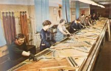 До революции тяжелую операцию забивки металлических колков в раму инструмента выполняли только мужчины, в советское время – в основном женщины. 1975 год