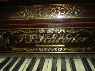 Эмблема J.F. Schroder на прямоугольном пианино