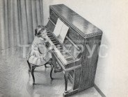 Девочка играет на пианино Август Ферстер произведенном в Чехословакии, 1952 год